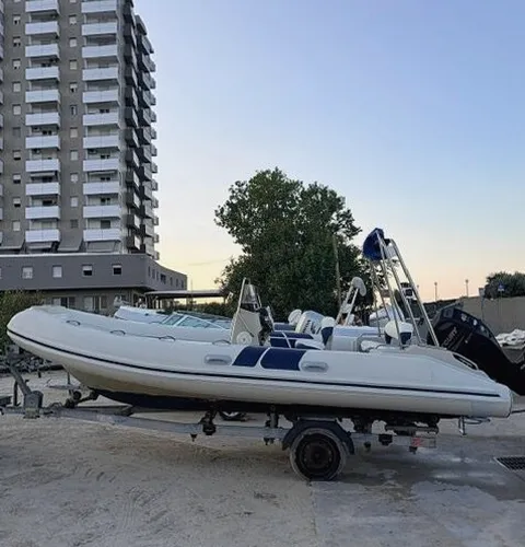 Equipo de Alquiler Barcos ayudando a organizar un alquiler de barco en San Fernando